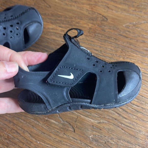 Nike black size 5 shoes. Great condition - Picture 7 of 9